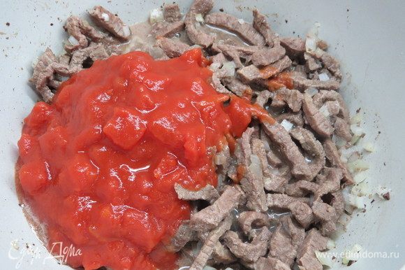 Добавляем к мясу томатный соус. Если соус густой, можно разбивать его горячей водой, соус нужен консистенции жидкой сметаны.