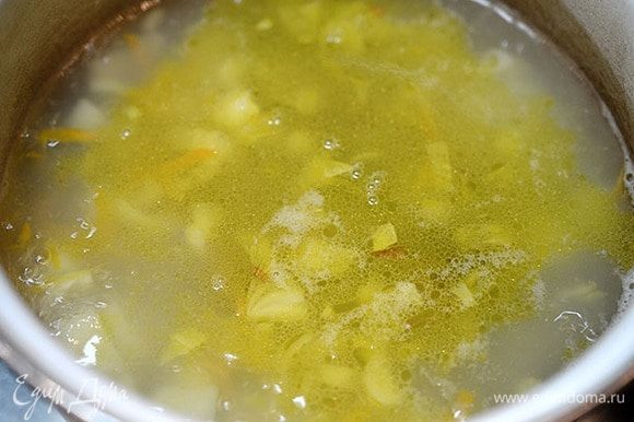 Добавить в бульон. Сюда же добавить рассол и лимонный сок. Посолить, добавить перец и лавровый лист.