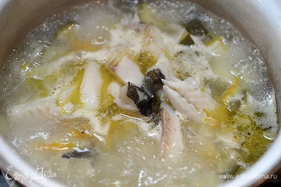 Рыбу освободить от костей и вернуть в суп. Варить 3 минуты.
