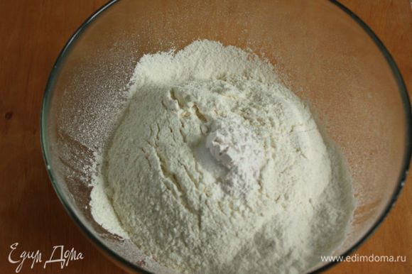 Просеять в миску муку, добавить сахар, соль, пекарский порошок и перемешать.