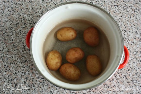 Мелкий картофель тщательно помыть со щеткой и отварить в кожуре почти до готовности. В Исландии картофель чистят только для пюре. Включите духовку на 200°С.