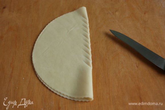 Самый простой способ сделать надрезы: мягко сложить диск в виде полумесяца и ножом косо прорезать тесто через равные промежутки. Повторить в разных местах диска.