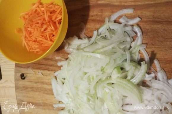 Нарезаем тонкой соломкой лук и морковь. Пассеруем лук и морковь на растительном масле с низким нагревом. Масло должно приобрести желто-золотистый цвет по краю сковороды. Примерно 5-10 минут.