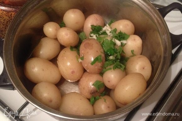 Когда картофель сварился, сливаем воду, добавляем зелень с чесноком и подсолнечное ароматное масло. Закрыть крышкой кастрюлю и встряхнуть чтобы картофель пропитался ароматами.
