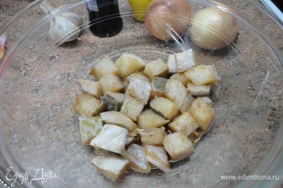 Приготовьте маринад из 1 соловой ложки соевого соуса, 1 ст. ложки лимонного сока и перца и подержите в нем рыбное филе, нарезанное кубиками, пока готовите овощи.