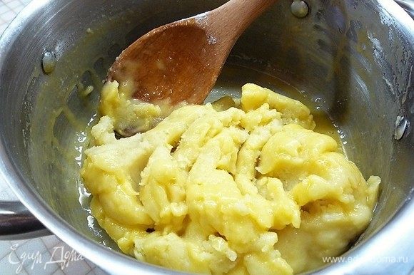 Яйца взбиваем венчиком и добавляем в тесто небольшими порциями, хорошо перемешиваем.