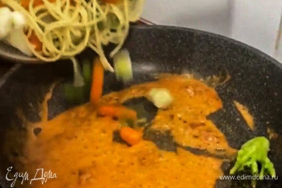Соединить овощи, спагетти и соус. Смешать. Прогреть 2 минуты. Выложить на тарелки, украсить листьями базилика и тертым пармезаном.