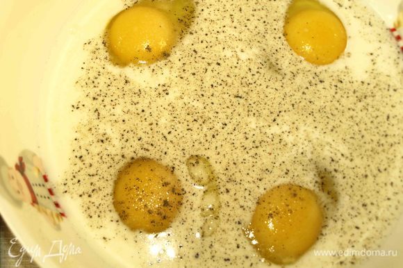 Яйца взбиваем с молоком. При желании, добавить соль, перец по вкусу.