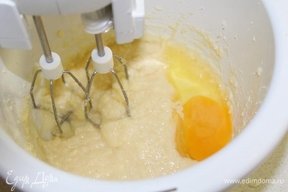 Мягкое сливочное масло взбить с сахаром и по одному вбить яйца.