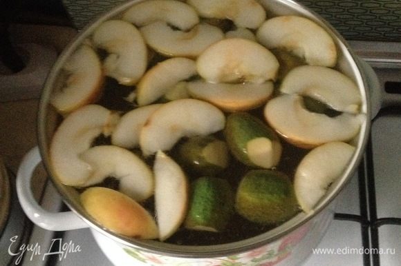Яблоко помыть и нарезать дольками, отправить в кастрюлю. Довести до кипения, убавить огонь до минимума, добавить сахар, помешивая, и томить минут 20. Снимите компот с огня, остудите и добавьте пару кружочков лимона.