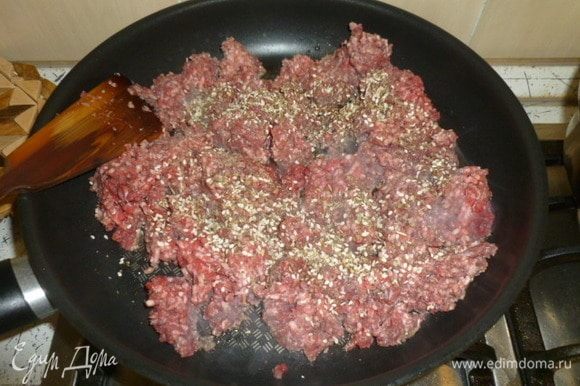 Если берете сырой фарш (а не готовое мясо), то его нужно предварительно обжарить. Если готовое мясо, то разобрать на волокна. Можно добавить любимые специи.