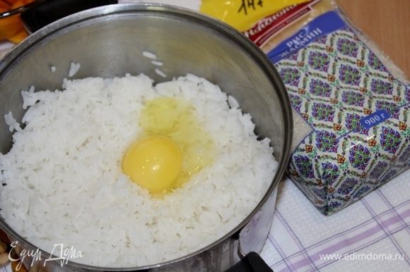 Рис посолите и сварите согласно инструкции на упаковке. Добавьте сливочное масло, сушеный тимьян, перемешайте, снимите с огня и остудите. Остывший рис перемешайте с яйцами.