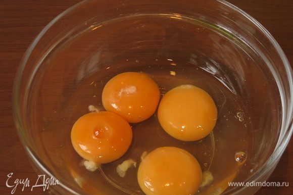 Разбиваем два яйца и отделяем два желтка. Вес желтков по 20-21 г, яиц по 55-57 г.