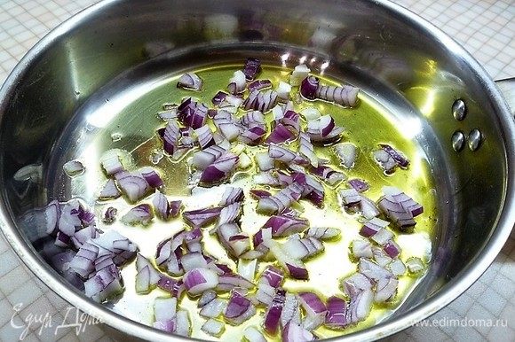Для начинки в сковороде разогреваем оливковое масло и обжариваем мелко нарезанный лук до прозрачности.