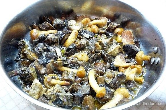 Лесные грибы промываем, добавляем к луку, перемешиваем, солим и перчим по- вкусу, добавляем тимьян и мелко нарезанный чеснок, еще раз хорошо перемешиваем и готовим 15-20 минут.