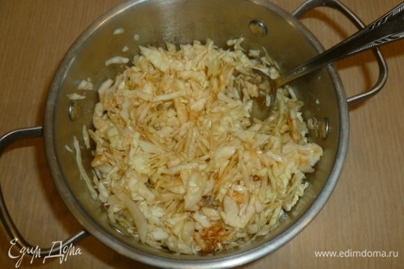 Капусту нашинковать, добавить сахар и уксус. Хорошо размять руками, чтобы капуста дала сок. Добавить соус чили, перемешать и оставить мариноваться, пока варится рис.
