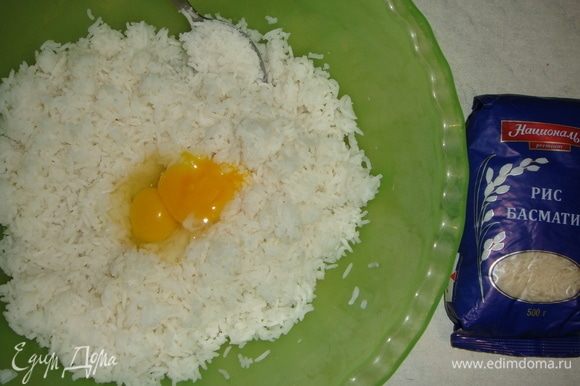 В рис добавить яйца и хорошо перемешать.