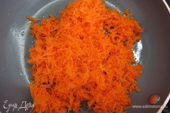 Морковь потереть на мелкой терке и пассеровать на оливковом масле до мягкости.