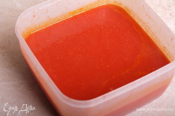 Перелить соус в дуршлаг и перетереть его, избавляясь от кожицы от помидор. Я использую специальную насадку-протирку для моего кухонного комбайна, также можно перетереть через сито.