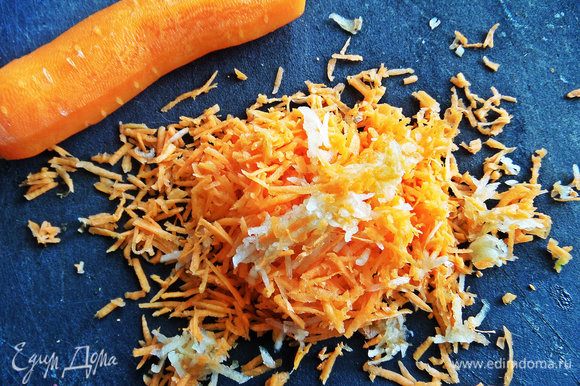 Для прослоечки натереть мелко сырую морковь и чеснок тоже.