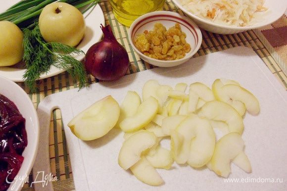 Моченое яблоко нарезать тонкими дольками, предварительно вырезав сердцевину с семечками.
