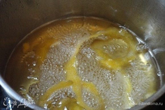 Пока печется манник, приготовим сироп. Для этого смешиваем воду, сахар и лимонный сок. Можно и цедру сюда же добавить. Уваривать при медленном кипении 20 минут.