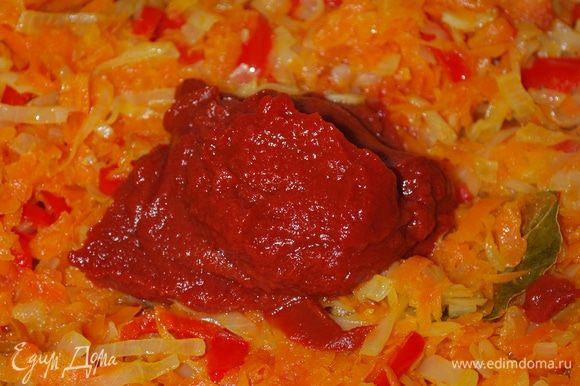 К зажаренным овощам добавим 2 столовые ложки томатной пасты.