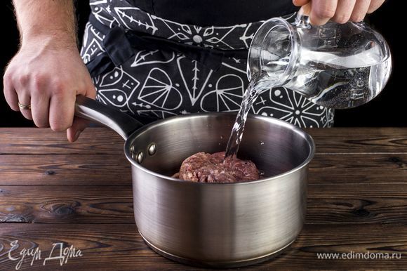Мясо тщательно промойте залейте холодной водой и доведите до кипения. Далее уменьшите огонь и варите 1 час до готовности.