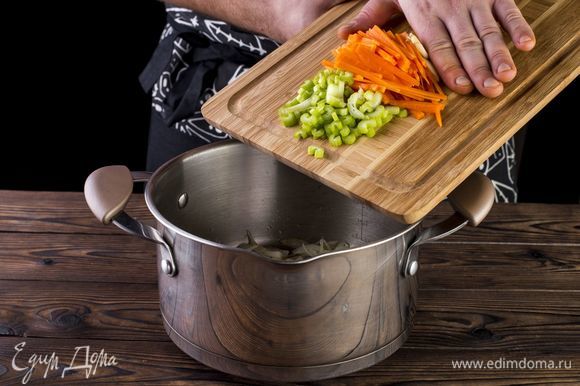 Отправьте овощи в кастрюлю.