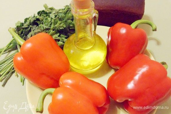 Для этого рецепта нужны крепкие красивые болгарские перцы. Лучше, если они будут красного или желтого цвета, зеленые перцы не всегда хорошо очищаются от кожицы.