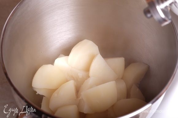 Приготовить картофельное пюре с луковыми чипсами. Для этого картофель почистить, разрезать пополам, отварить в подсоленой воде до готовности (варить примерно 20–25 минут). Воду слить.