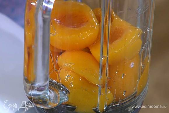 Консервированные персики, слив жидкость, поместить в блендер, добавить лимонный сок и взбить.