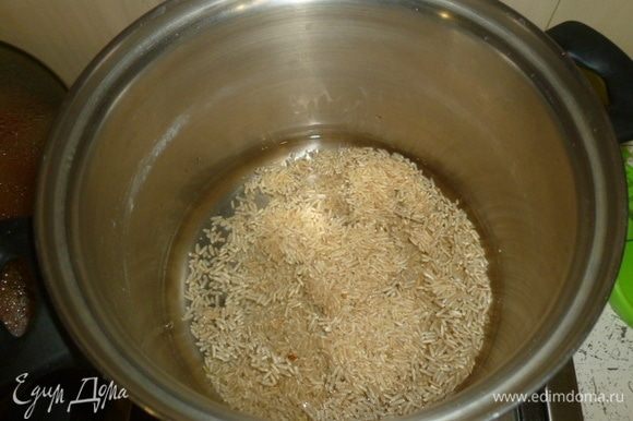 Рис залить 600 мл воды, добавить щепотку соли и отварить до готовности.