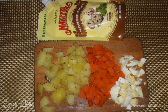 Нарезать отваренную морковь, картофель и яйца.