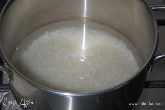 Рис прокипятила в течении 5-7 минут, посолила, накрыла полотенцем, чтобы он оставался в тепле и настоялся, пока делаю тесто и начинку.