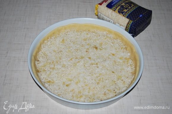 Выкладываем слой риса.