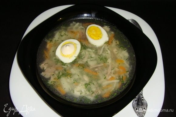 Лапшу разлить по тарелкам, положить по 1/2 вареного яйца и посыпать укропом. Приятного аппетита!