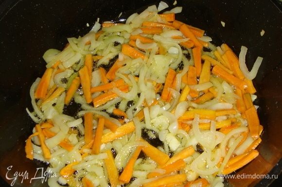 Сковороду нагреть, влить оливковое масло и обжарить морковь с луком до золотистого цвета.