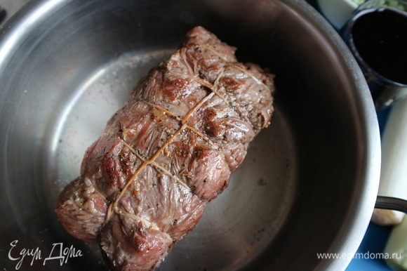 Обжарить мясо со всех сторон на хорошо разогретой сковороде с оливковым маслом (запечатываем поры). Переложить мясо в теплоемкую кастрюлю.