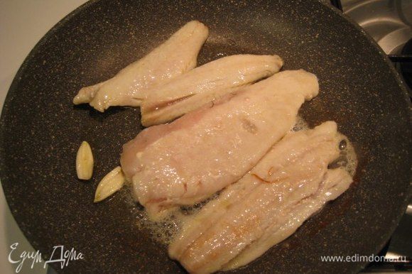В сковороде разогреть оливковое масло, добавить чеснок и рыбу, припустить рыбу, не зажаривая, с двух сторон.