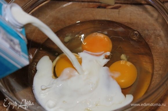 В стеклянную чашу вбить 3 яйца, влить 170 мл молока.