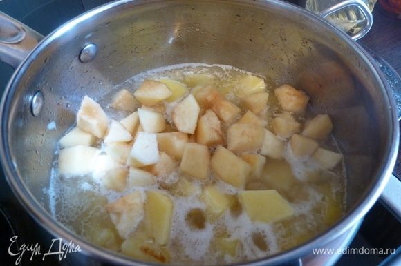Отправляем к картофелю и варим до полной готовности картофеля и айвы.