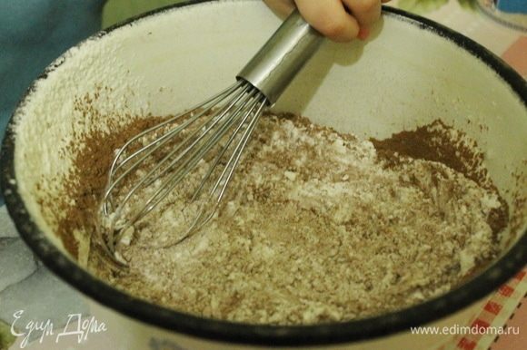 Просеять какао, муку и разрыхлитель. Добавить половину муки к желткам и аккуратно вмешать ее в смесь.