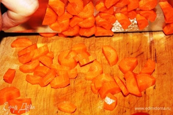 Нарезать толстенькими полукольцами морковь, выложить на уже горячую сковороду.