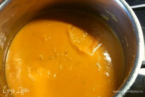 Размешать и добавить столько горячей воды (или овощного бульона), сколько вы считаете нужным. Если не хотите, чтобы вам на зубок попадался лук, то пюрируйте суп до однородной консистенции. Довести до кипения, по желанию посолить и поперчить. Суп готов.