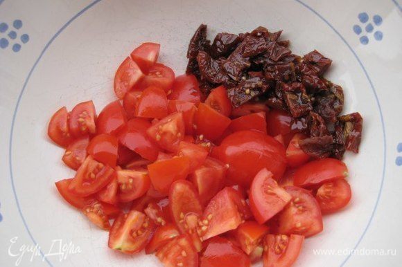 Порезать некрупно свежие и вяленые помидоры.