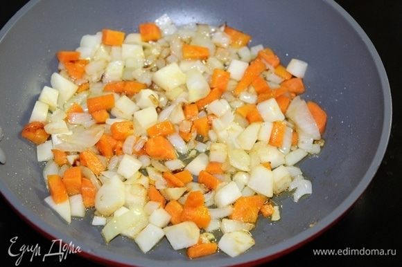 Морковь, лук, сельдерей измельчить и обжарить на растительном масле несколько минут.
