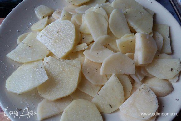 Картофель почистить, порезать тонкими пластинками, чем тоньше, тем лучше. Посолить, поперчить. Конечно идеально, если это будет картофель небольшого размера, чтобы его можно было нарезать кружочками.