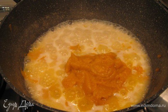 На 10 минуте приготовления ризотто добавить пюре тыквы, перемешать. Посолить, поперчить, не забывая ,что сыр тоже соленый.