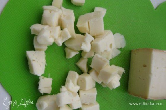 Сыр порезать кубиками. Если такого сыра нет, то можно взять 3 ст. ложки тертого пармезана и 50 грамм холодного сливочного масла, порезанного кубиком.